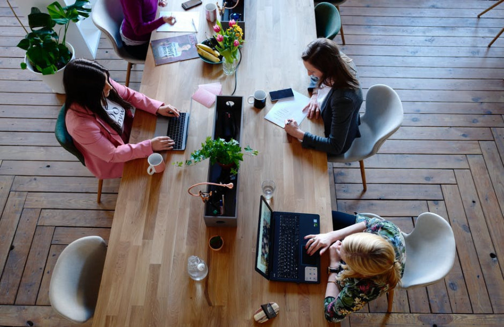 Waarom is een hoog laag bureau ideaal als je werkt op een reisbureau?